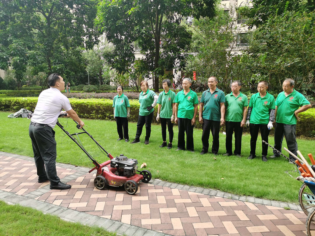 d88尊龙游戏大厅绿化公司对绿化养护工人举行上岗前的培训
