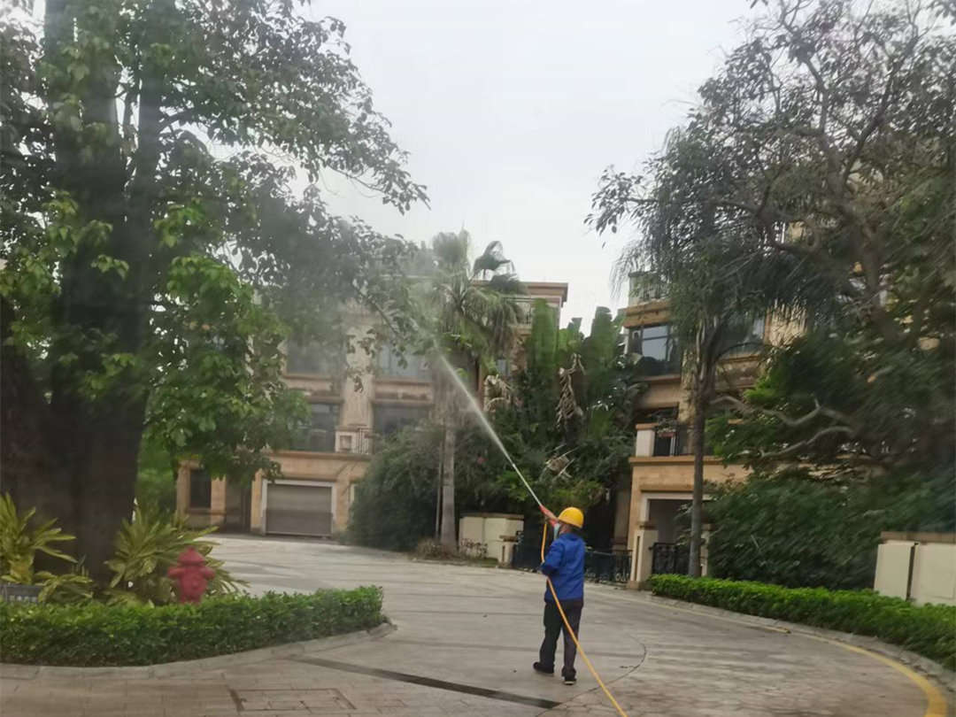 d88尊龙游戏大厅绿化公司工人正在举行病虫害防治作业